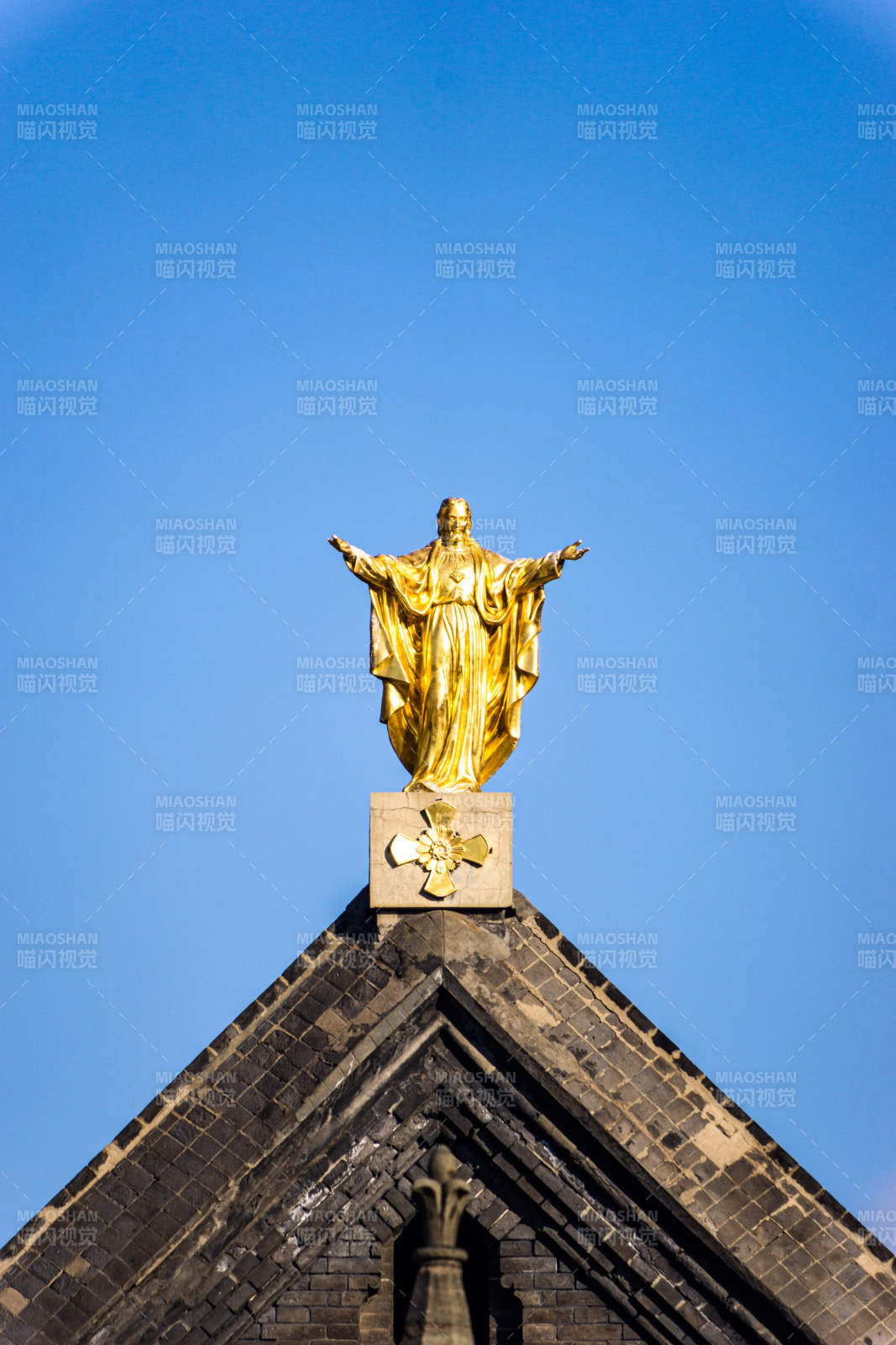 沈阳天主教堂金色耶稣雕像矗立教堂顶图片