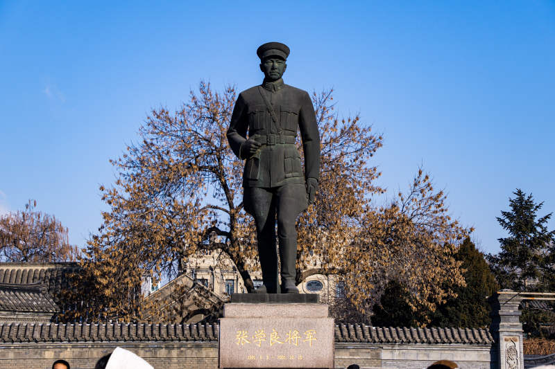 张学良将军雕像图片