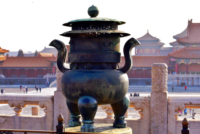 北京故宫太和殿前铜香炉图片