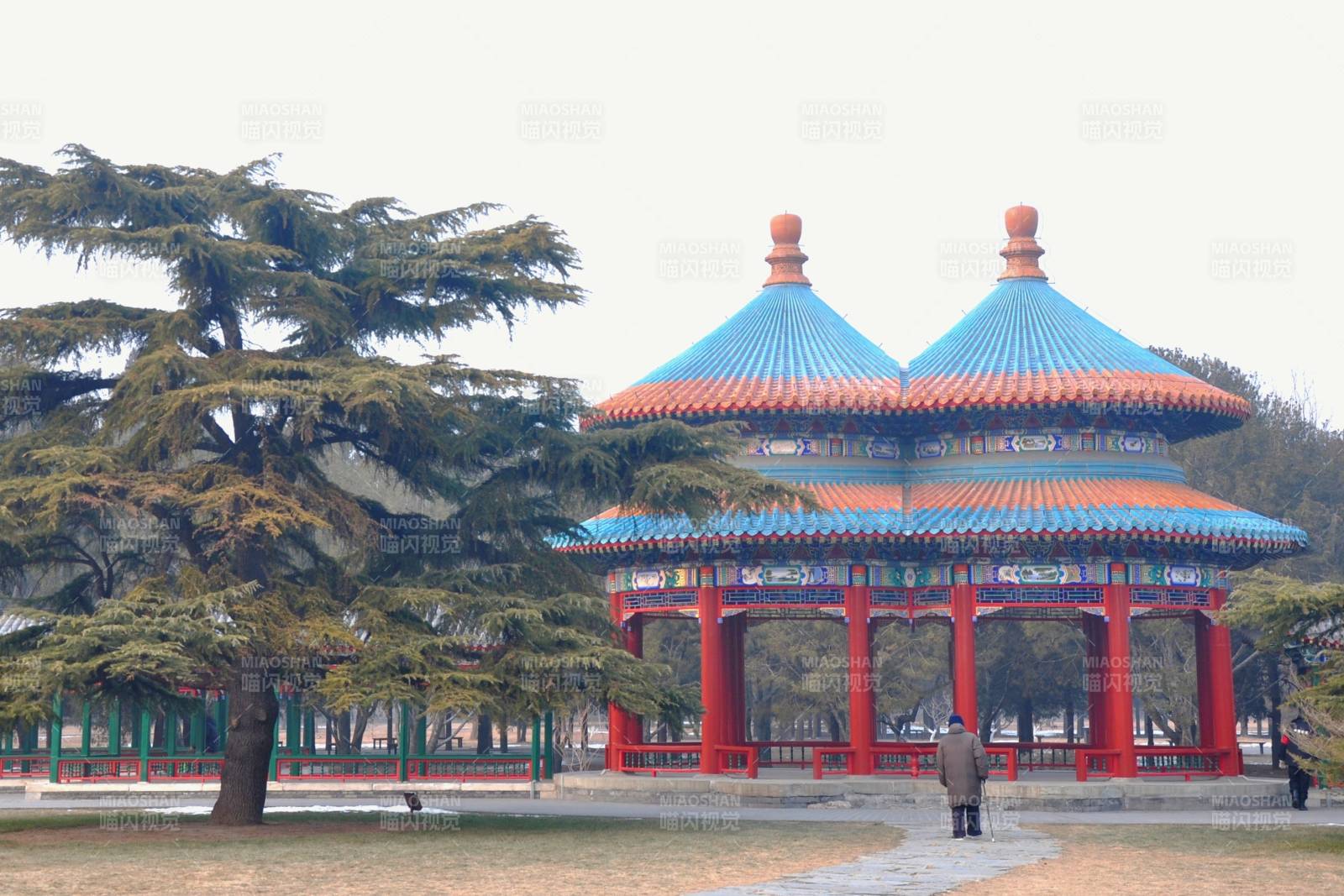 北京天坛公园里的双环亭图片