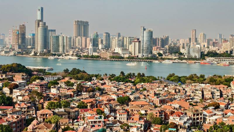 厦门城市天际线与红顶屋图片