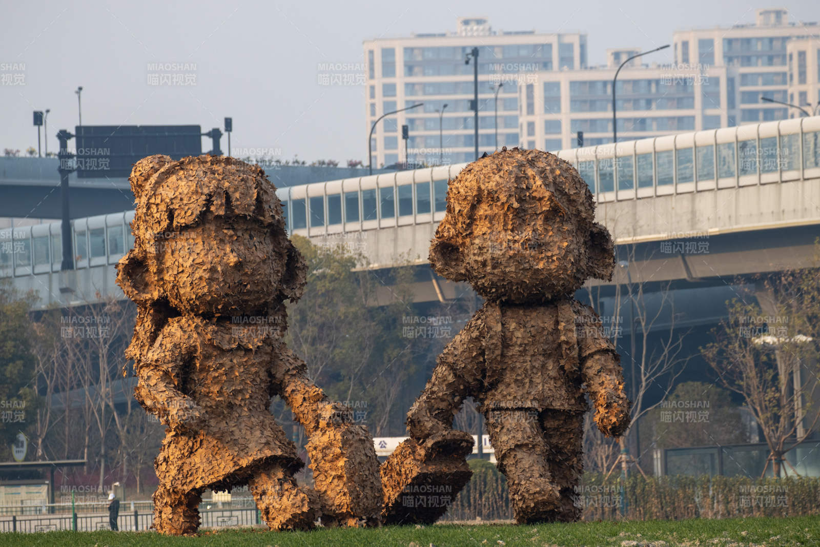 杭州南站旁落叶雕塑旅人图片