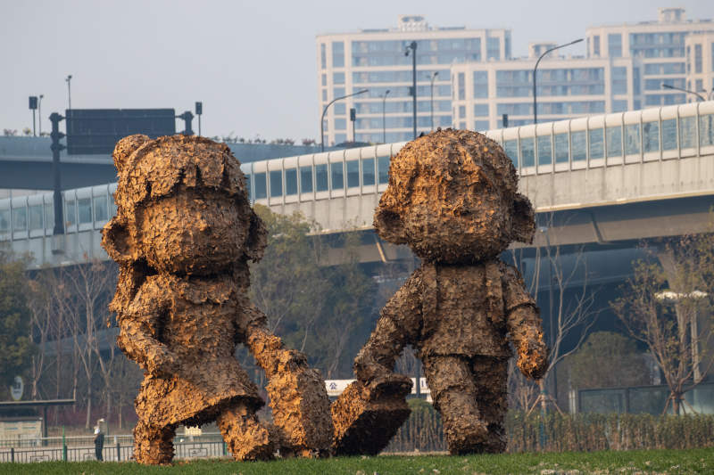 杭州南站旁落叶雕塑旅人图片