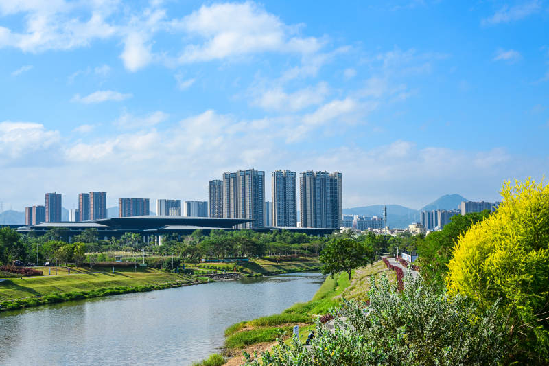 深圳坪山河公园蓝天白云下的河畔景观图片