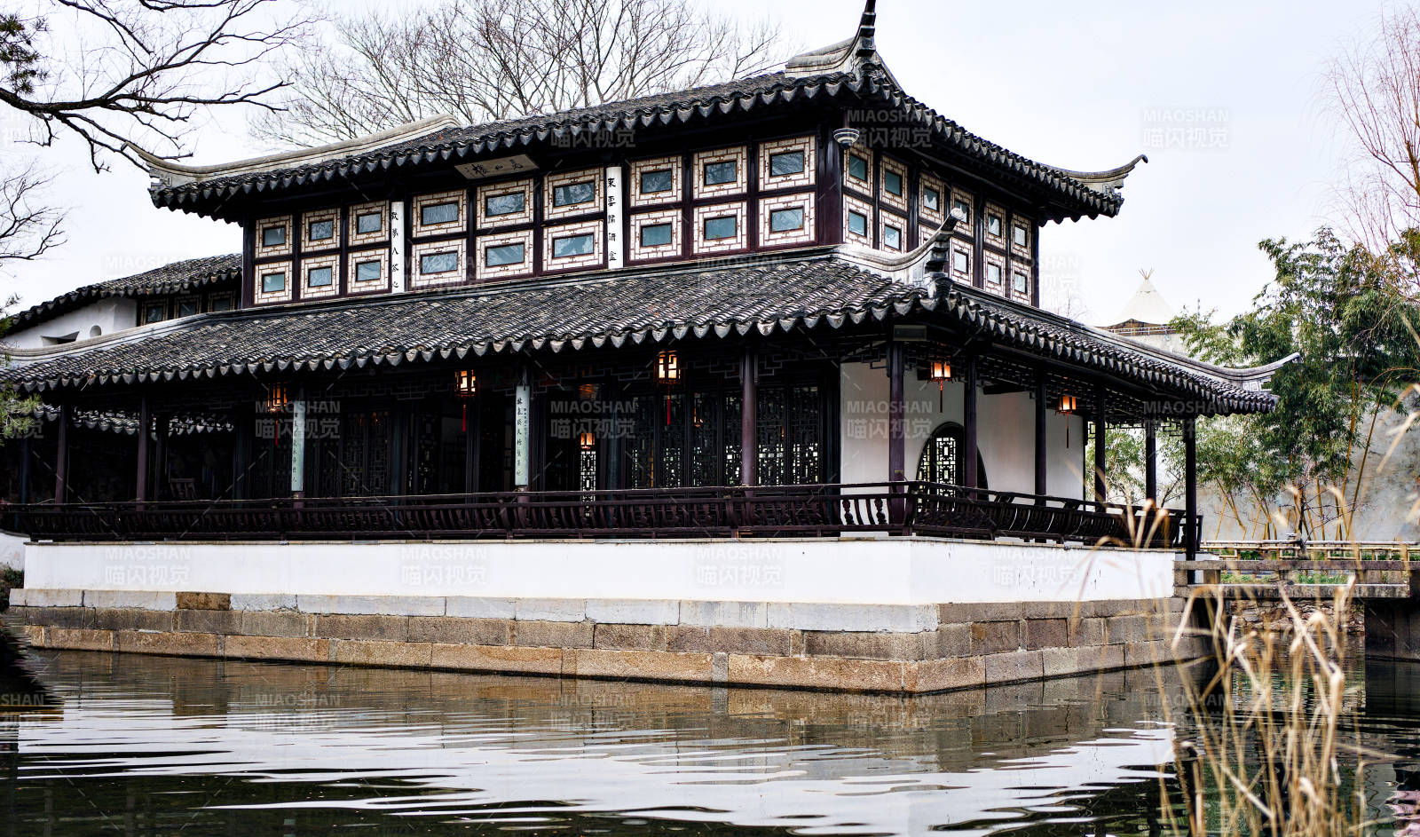 拙政园水边古亭静谧景图片