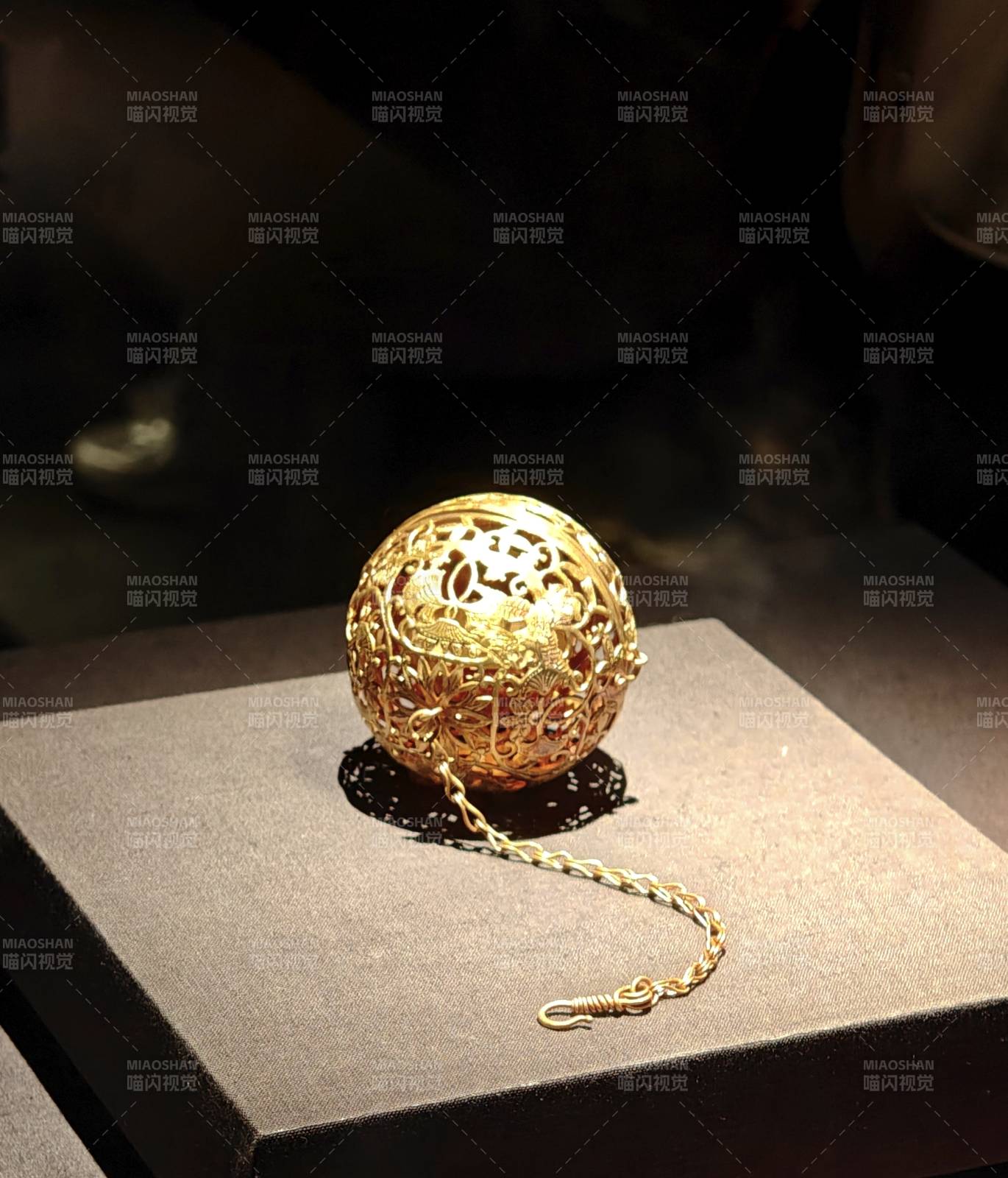 金镂空香球图片