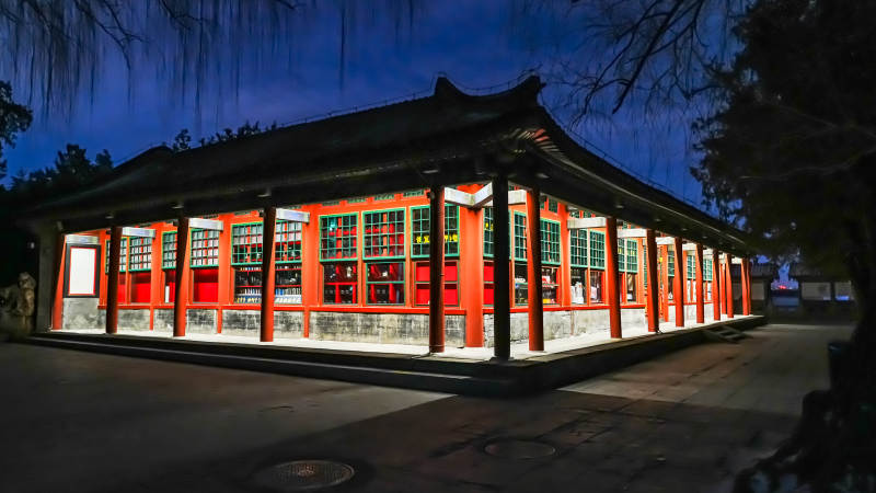 颐和园夜色中的红色古建筑图片