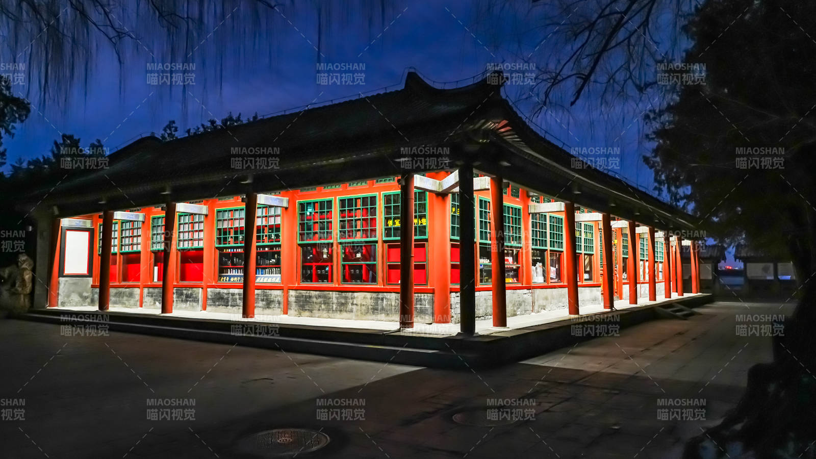 颐和园夜色中的红色古建筑图片