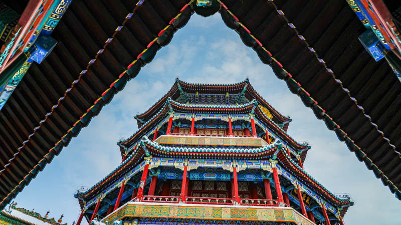 颐和园佛香阁飞檐映蓝天图片