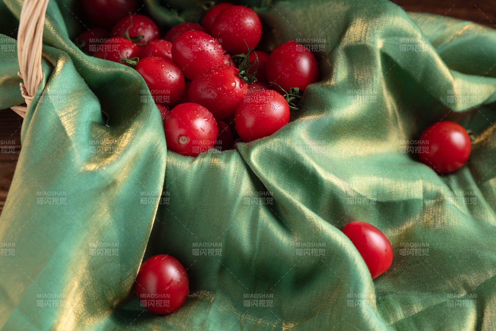 绿绸缎红番茄图片