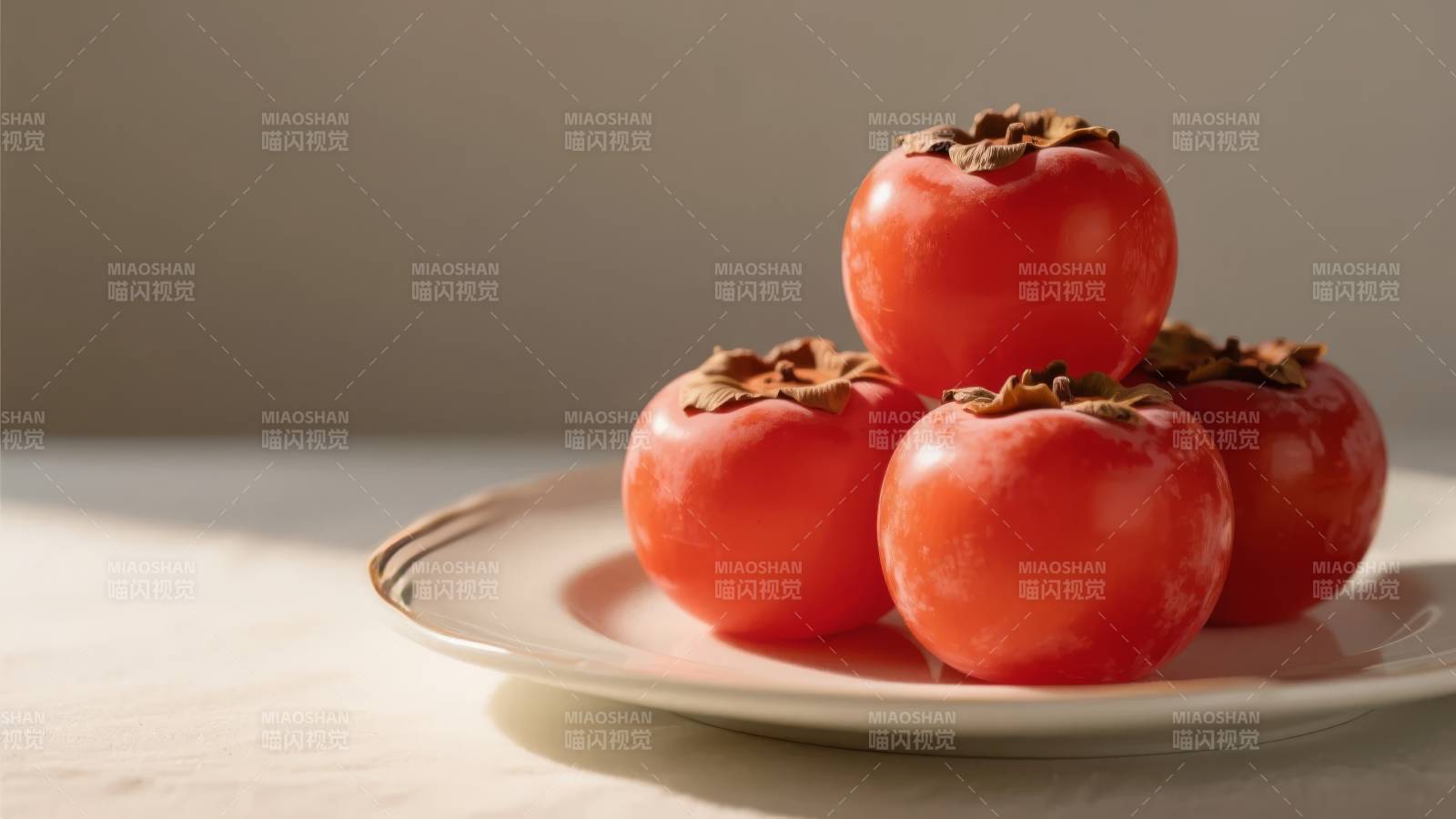 红柿堆叠盘中图片