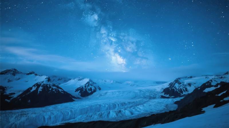 星河映雪山图片