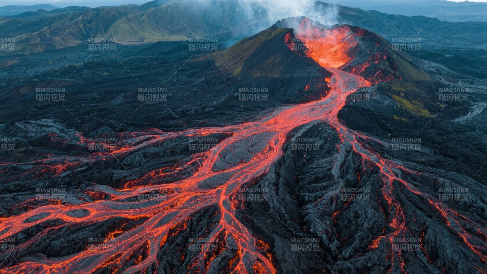 火山喷发熔岩流淌图片