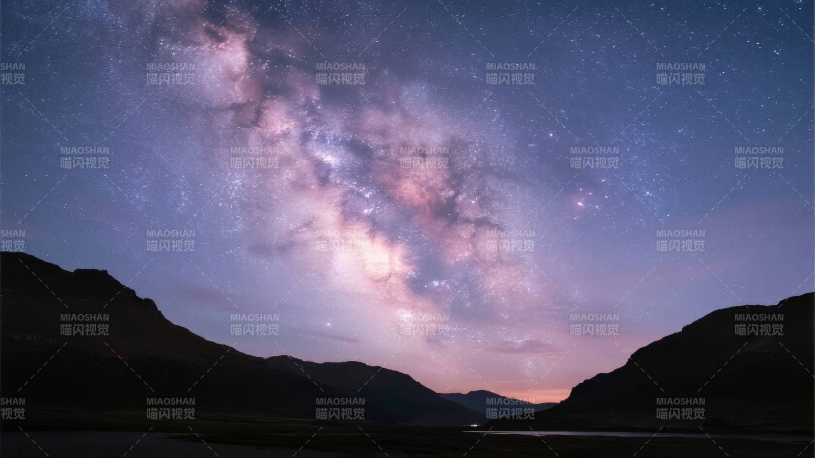 银河映山夜景图片