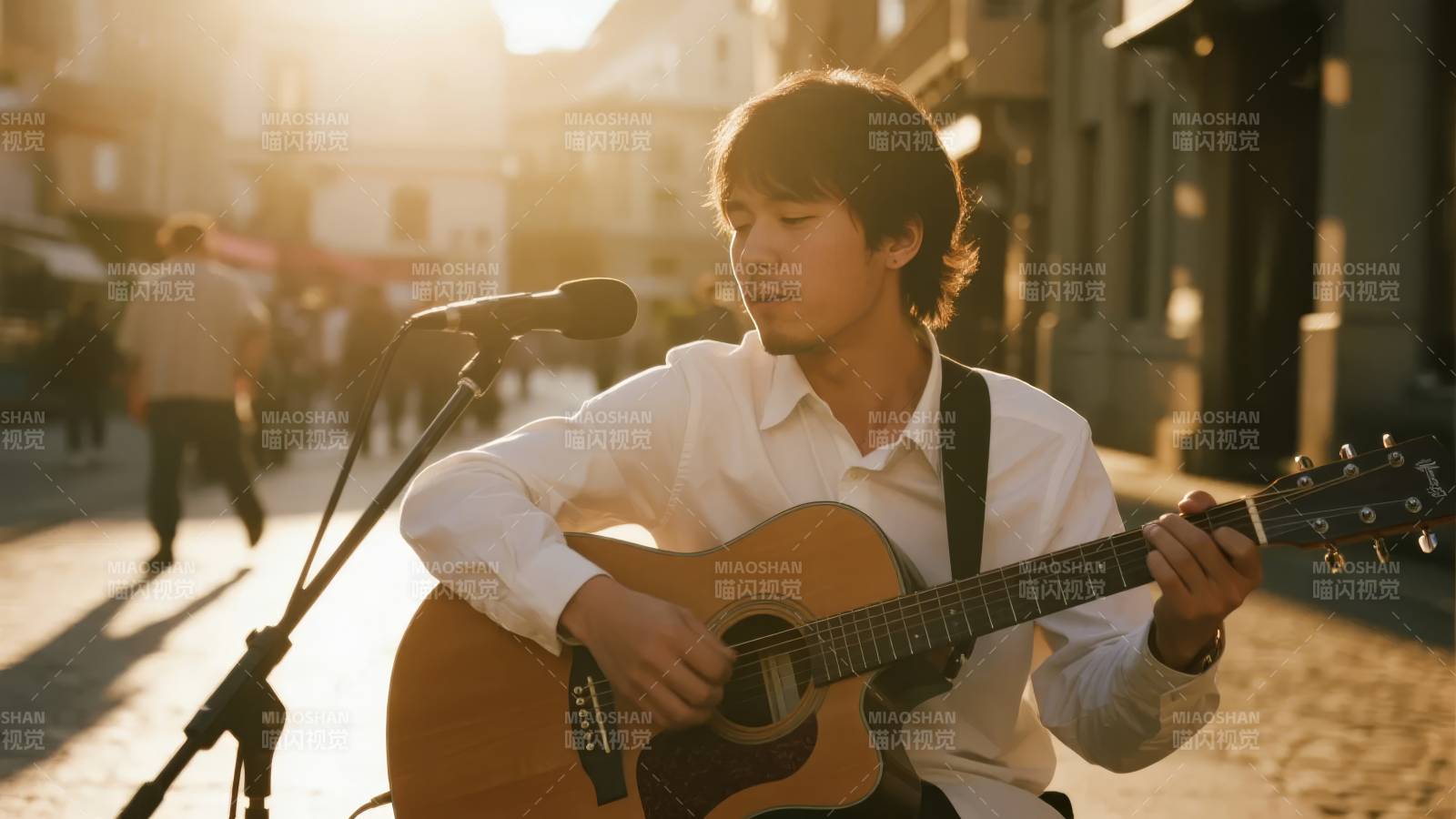 街头吉他手弹唱图片