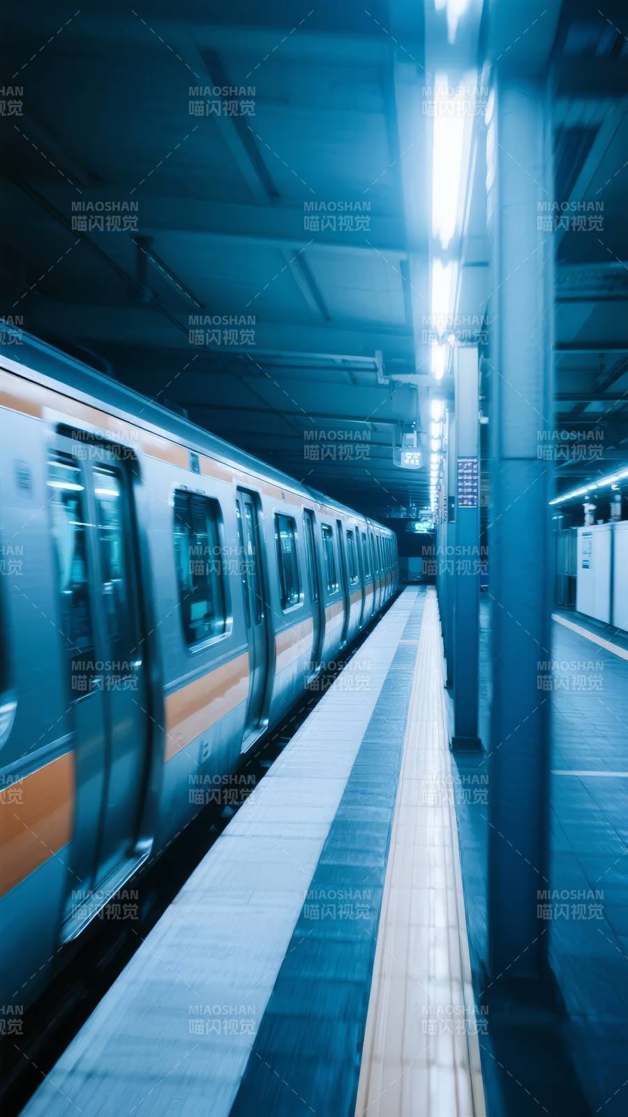 地铁站台静谧夜景图片