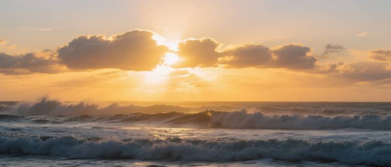 夕阳海浪图片
