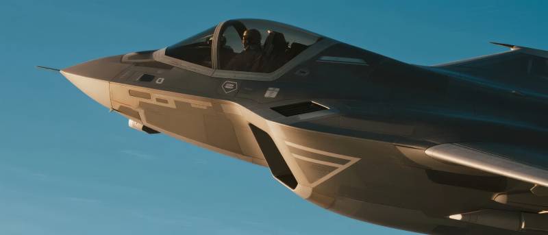 F 战斗机翱翔天际图片