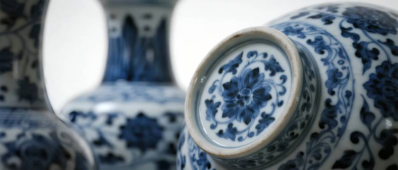 青花瓷瓶特写图片