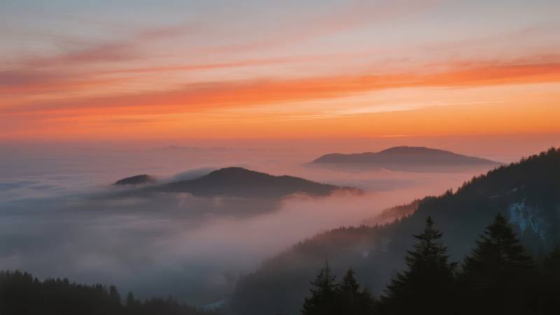 晨雾山峦日出图片