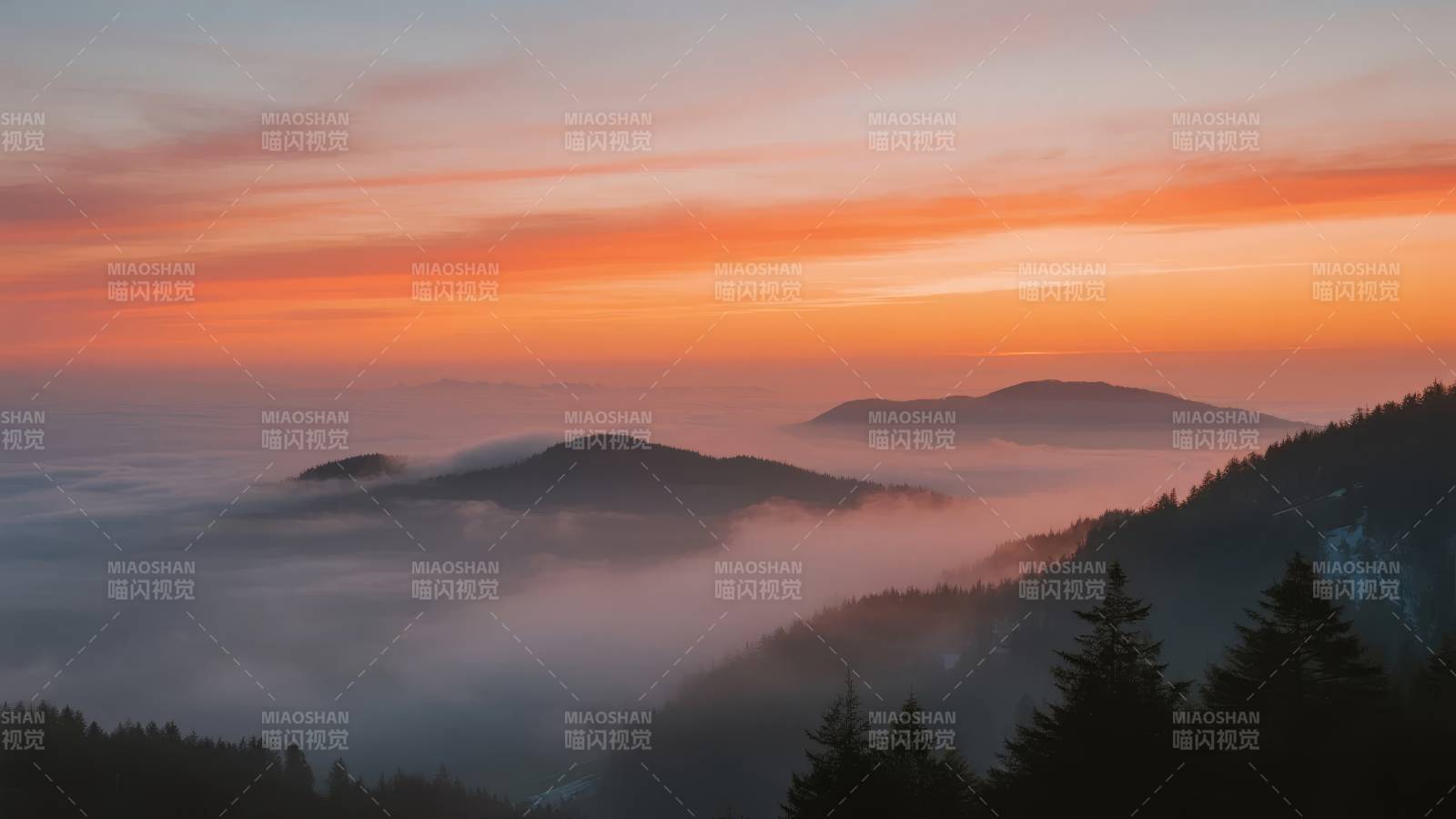 晨雾山峦日出图片