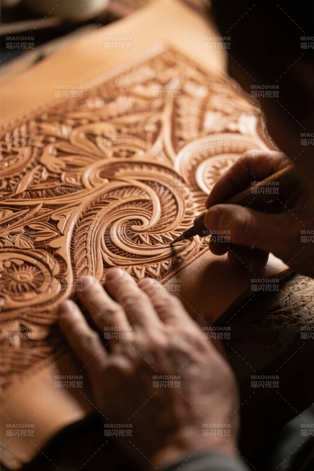 匠心雕琢皮革艺术图片