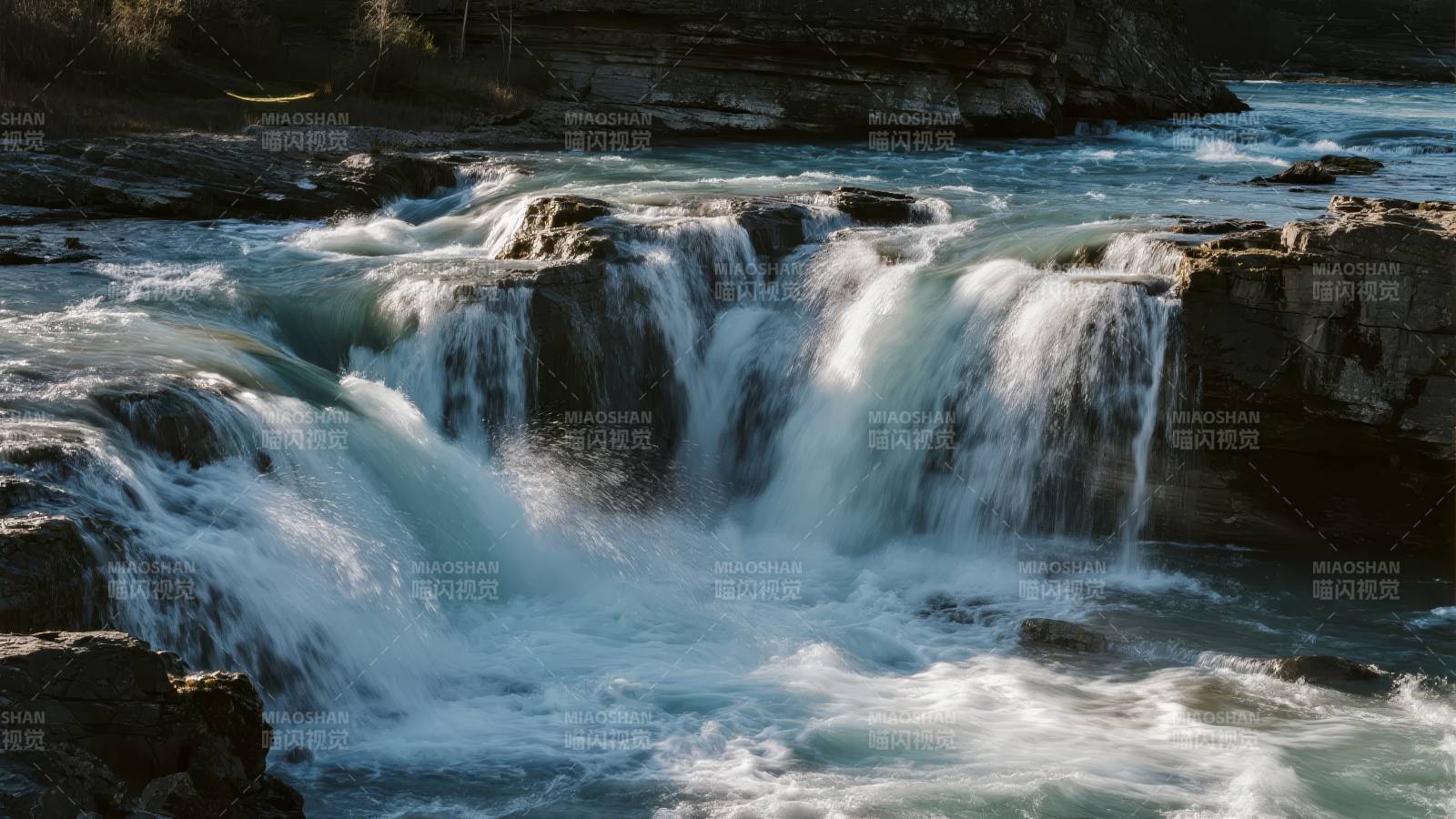 激流瀑布奔腾而下图片