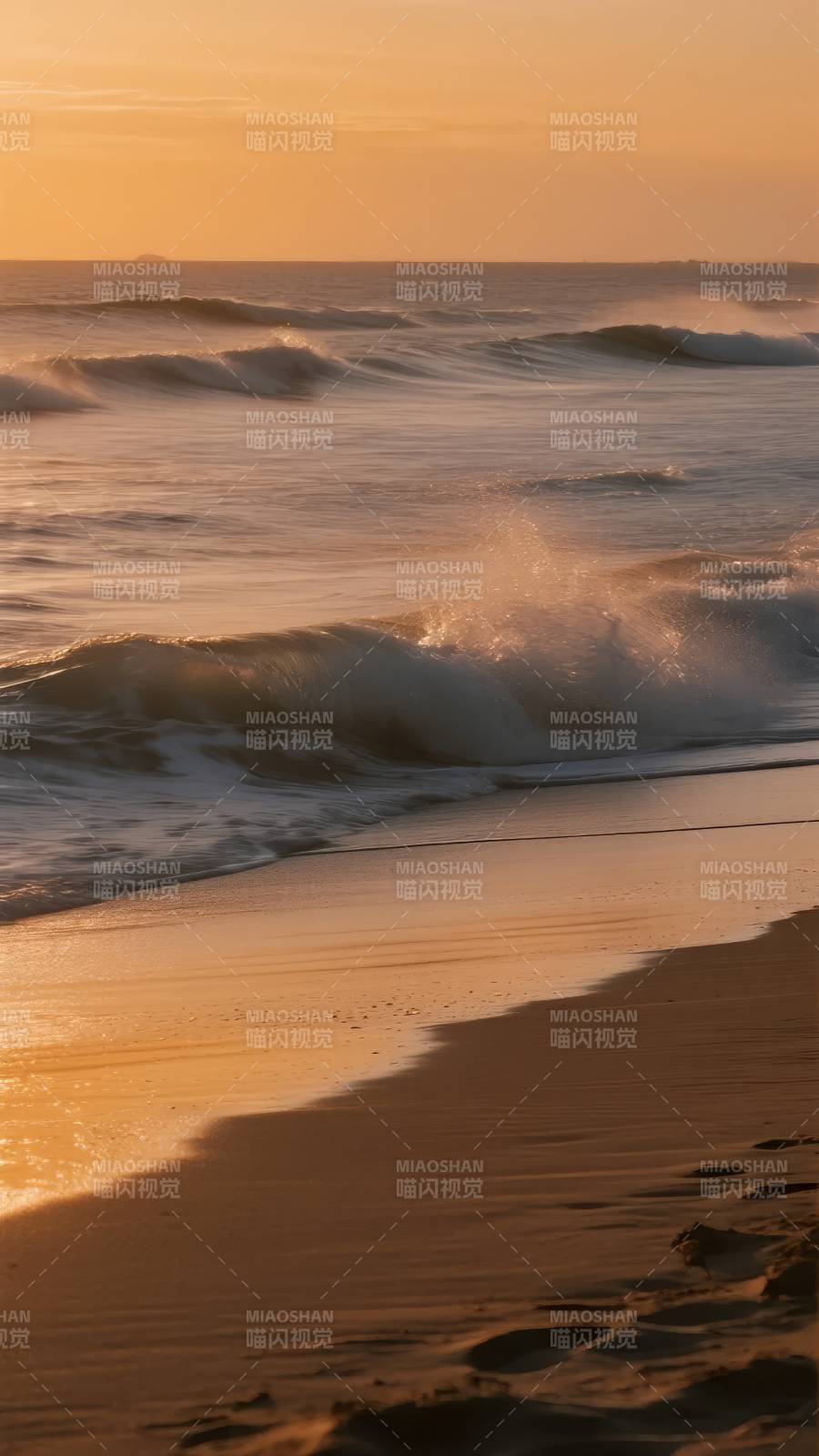 夕阳海滩波浪图片