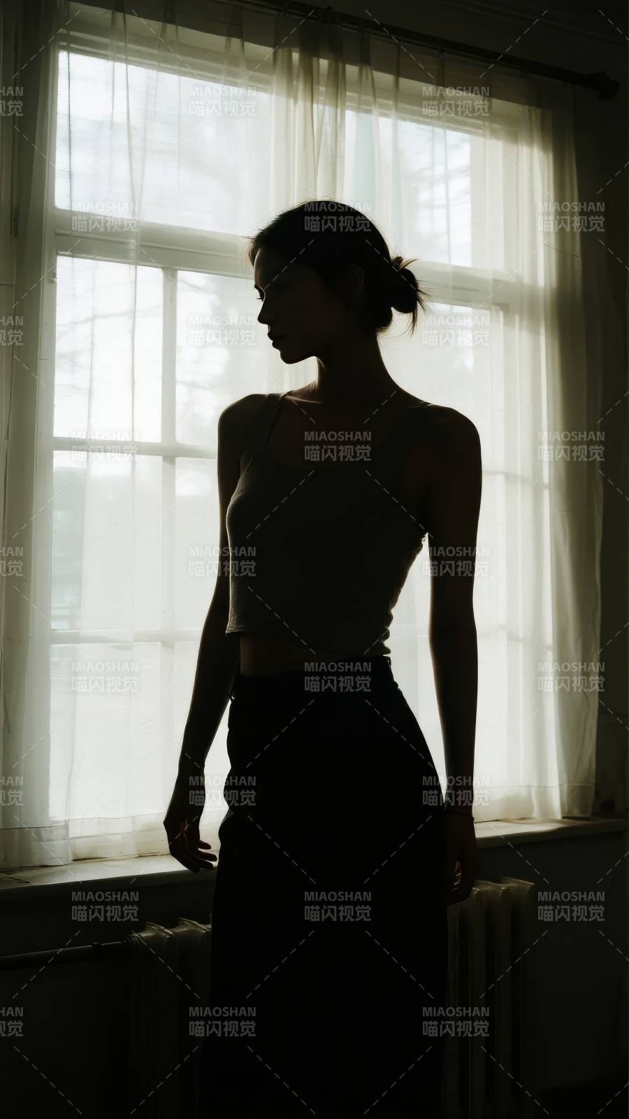 窗边剪影图片