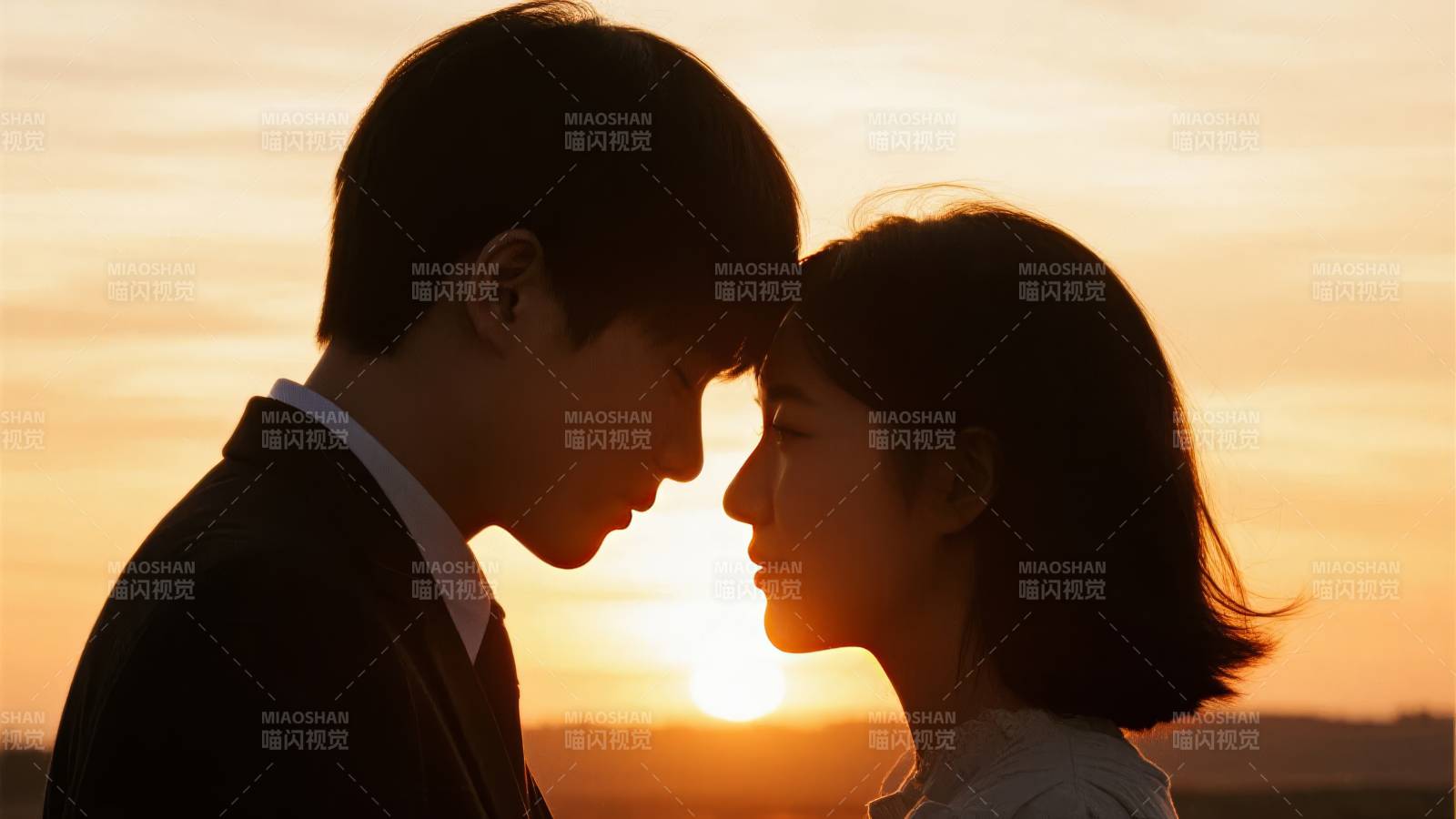 夕阳下的恋人图片