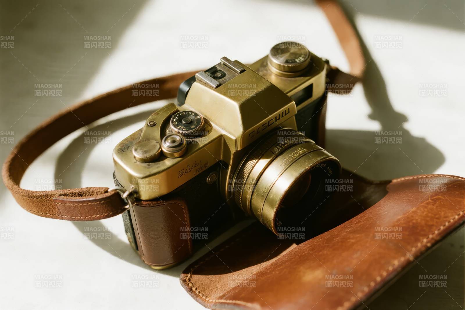 复古相机静物图片