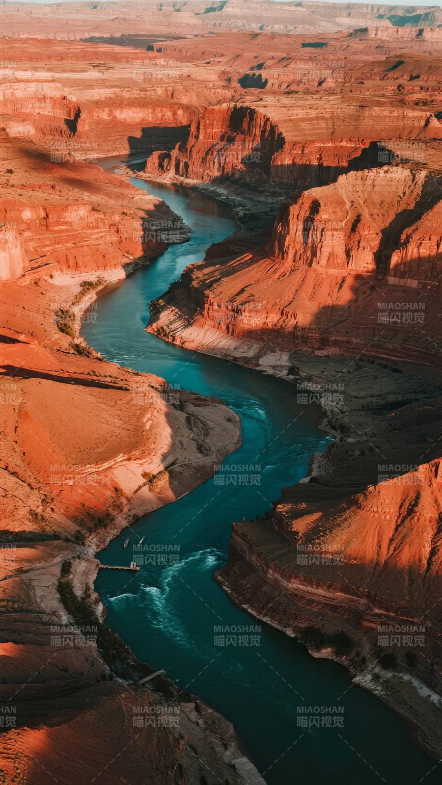 峡谷碧水蜿蜒图片