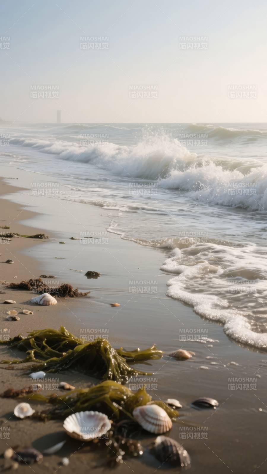 海浪轻拍沙滩图片