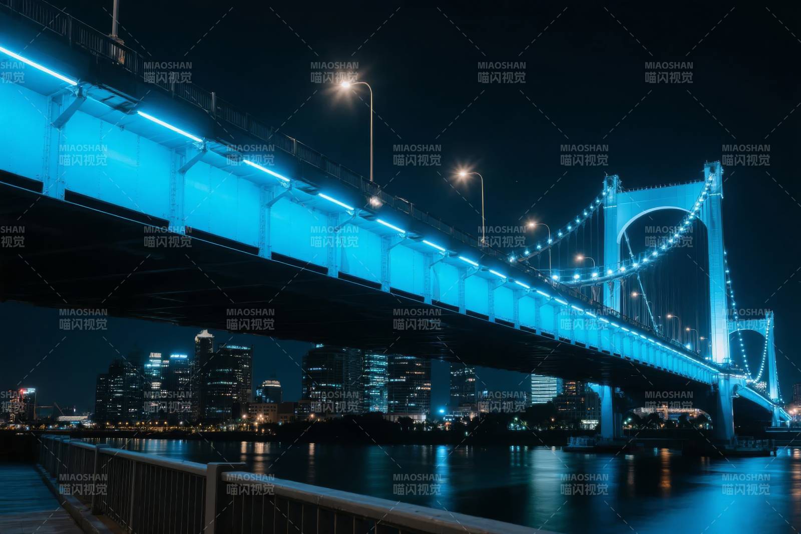 夜色中的蓝色大桥图片