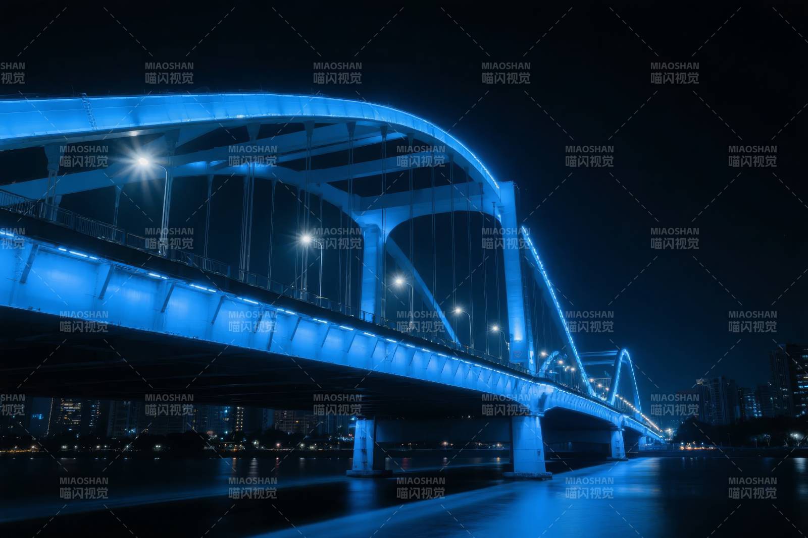 夜色中的蓝色大桥图片
