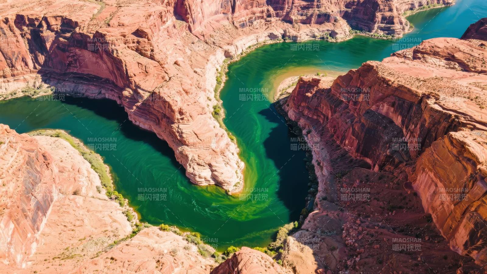 峡谷碧水绕山行图片