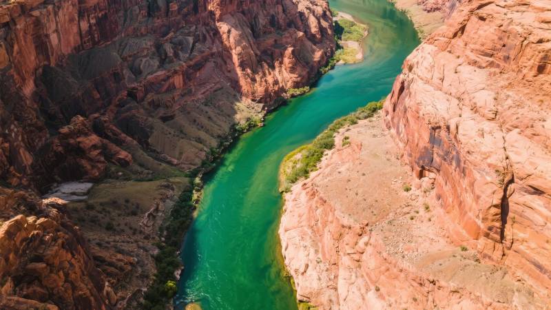 峡谷碧水蜿蜒图片