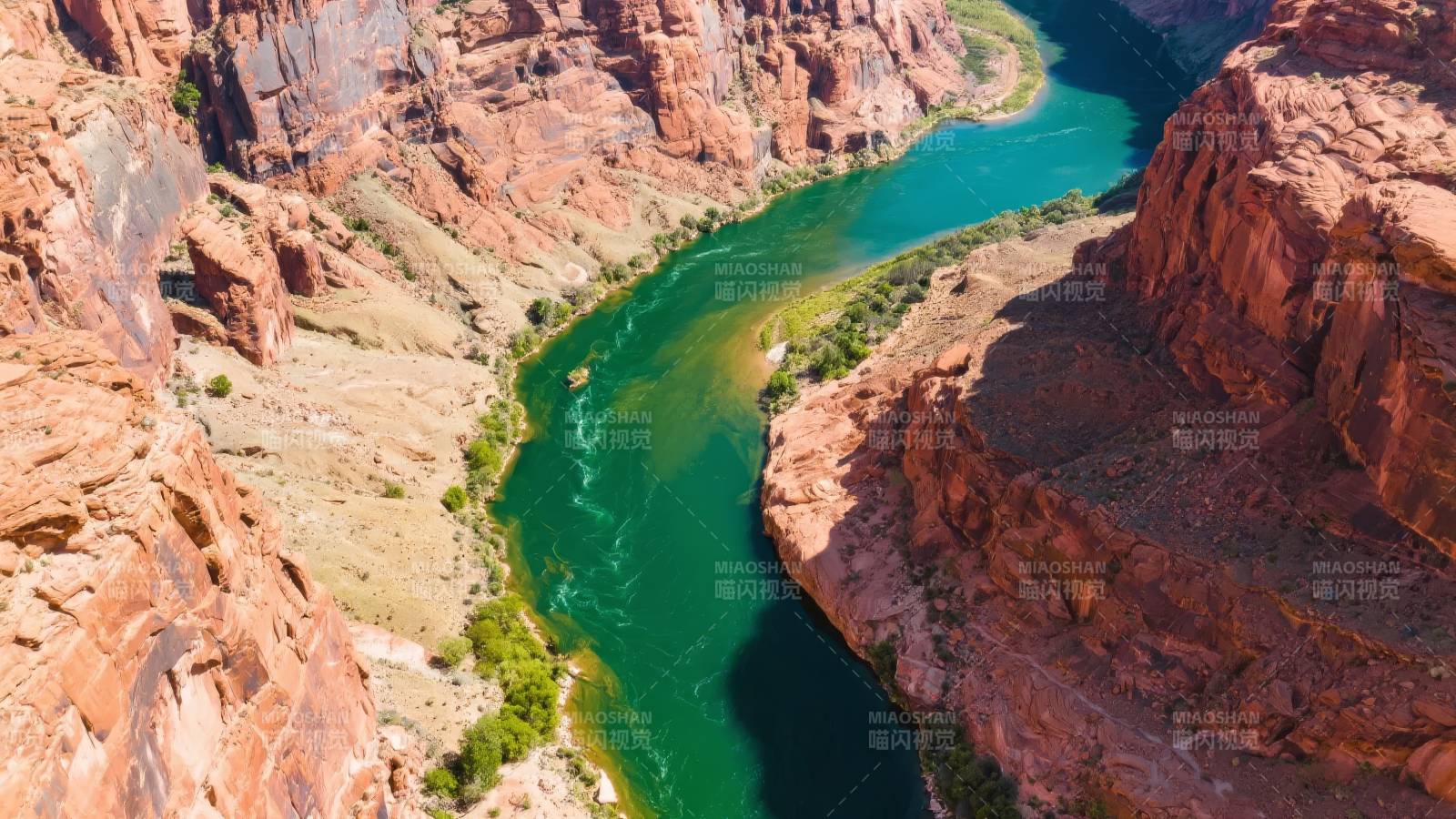 峡谷碧水蜿蜒图片