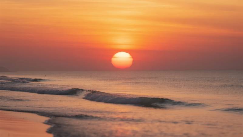 夕阳海浪美景图片