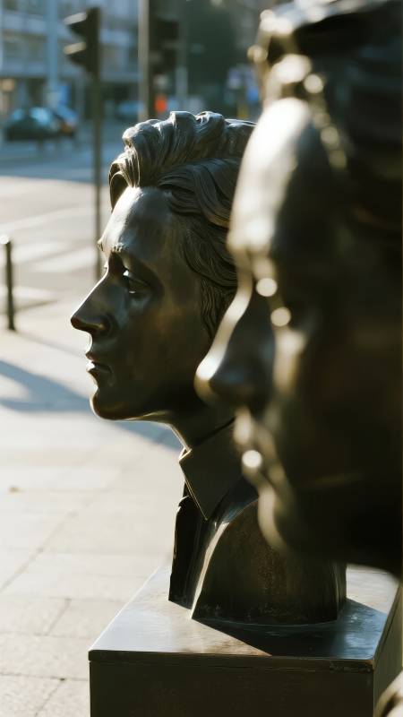街头青铜肖像雕塑图片