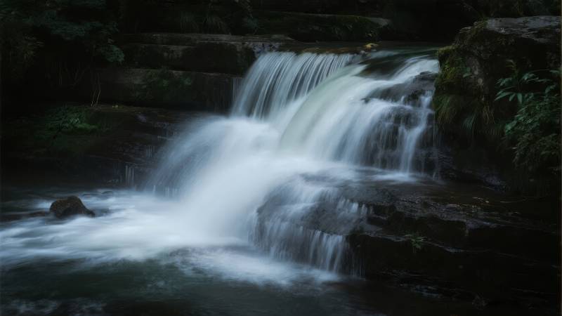 幽谷溪流图片
