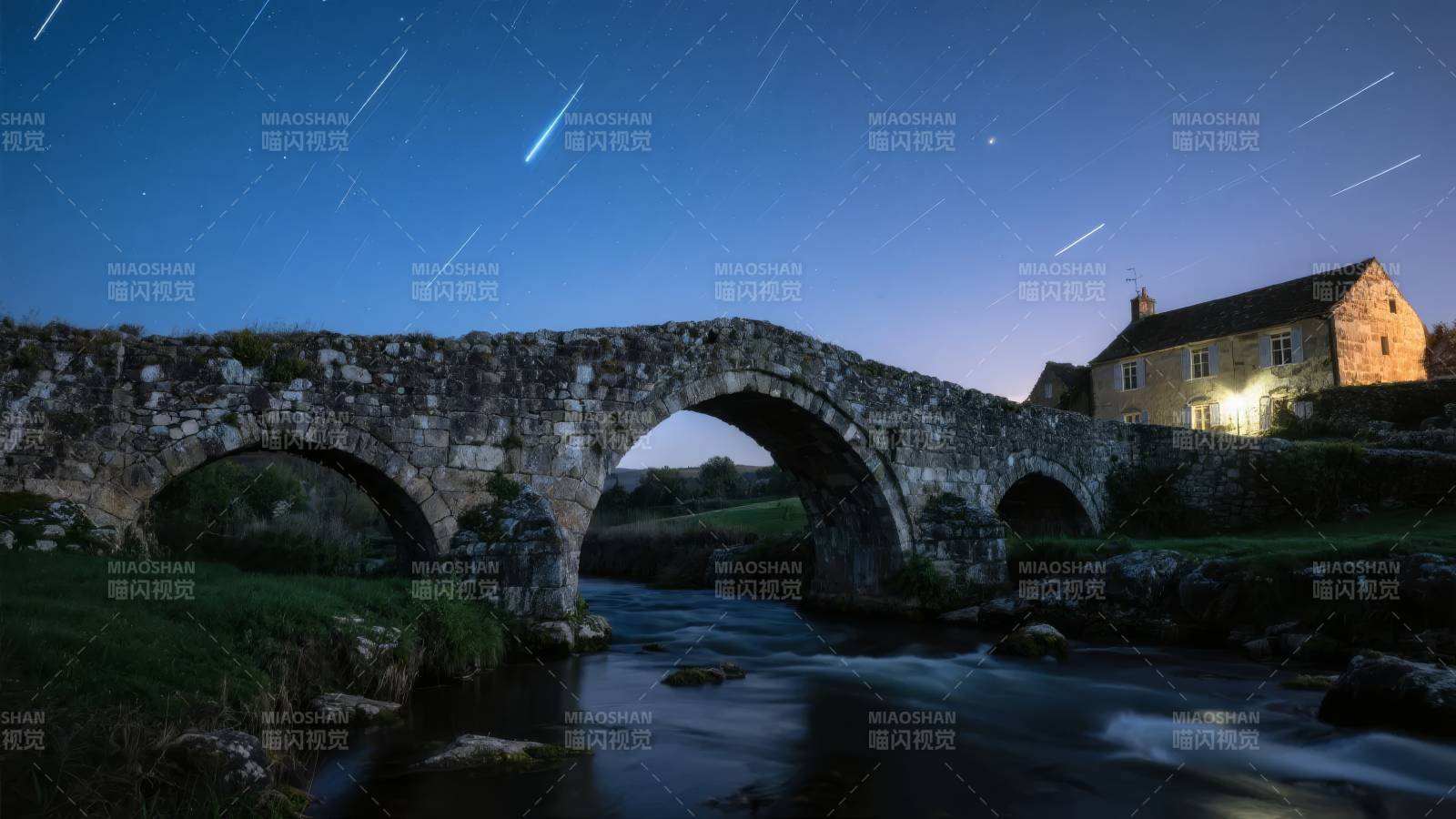 星轨下的古桥夜景图片