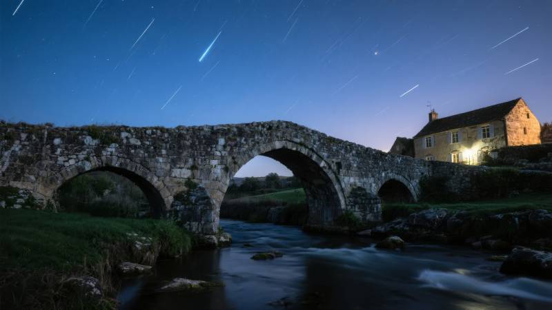 星轨下的古桥夜景图片