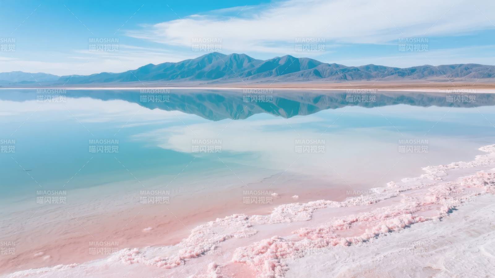 粉红湖畔倒影山图片