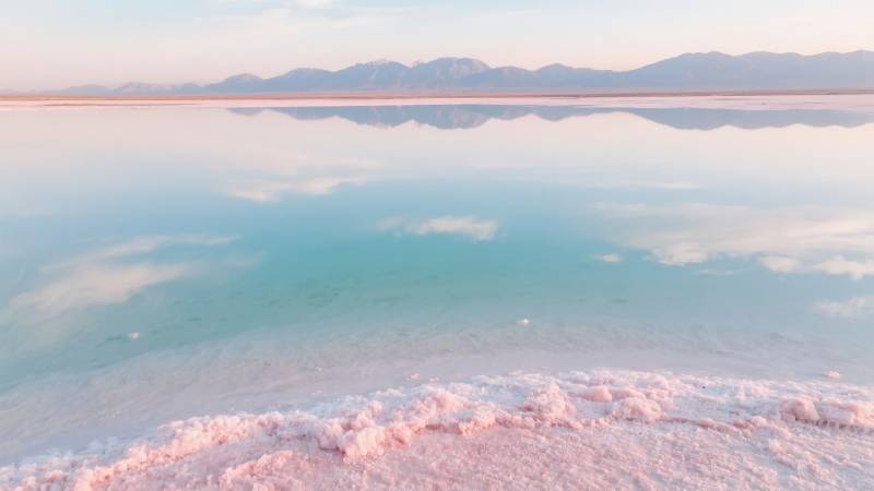 粉红盐湖镜面美景图片