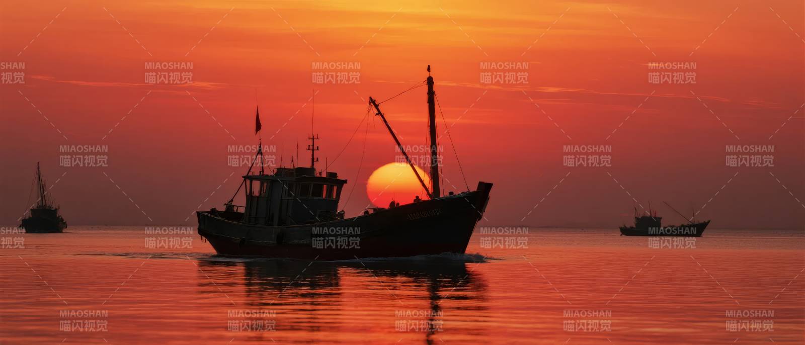 夕阳下的渔船图片