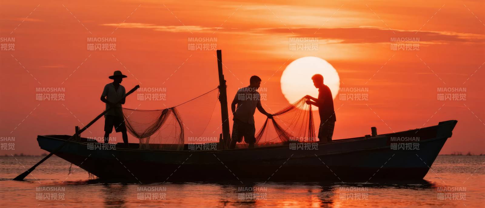 夕阳下的渔船剪影图片