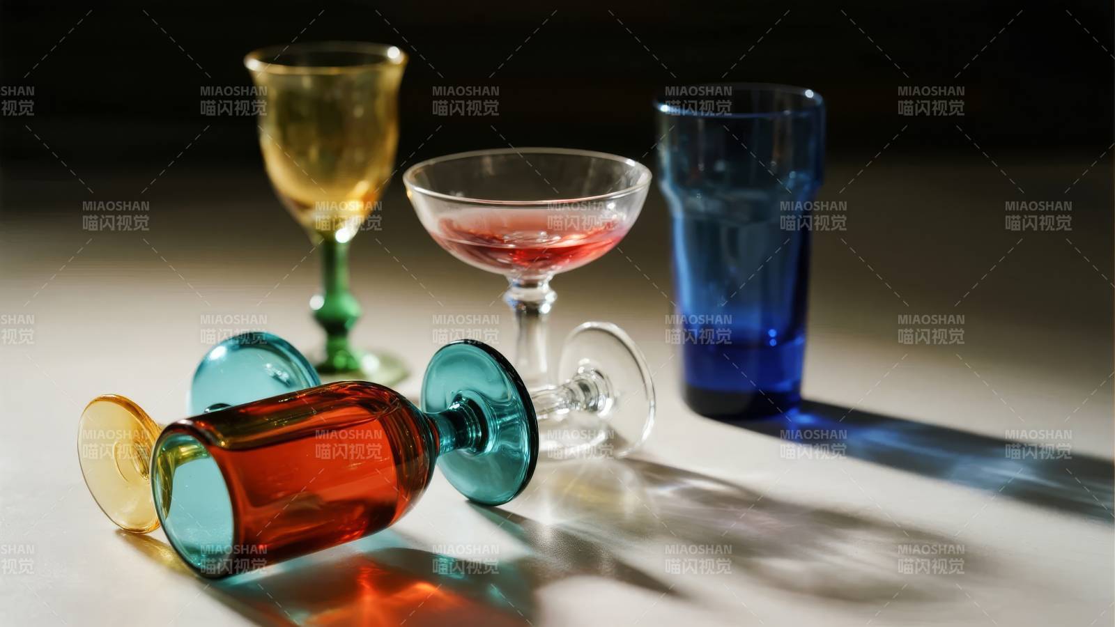 彩色玻璃杯静物图片