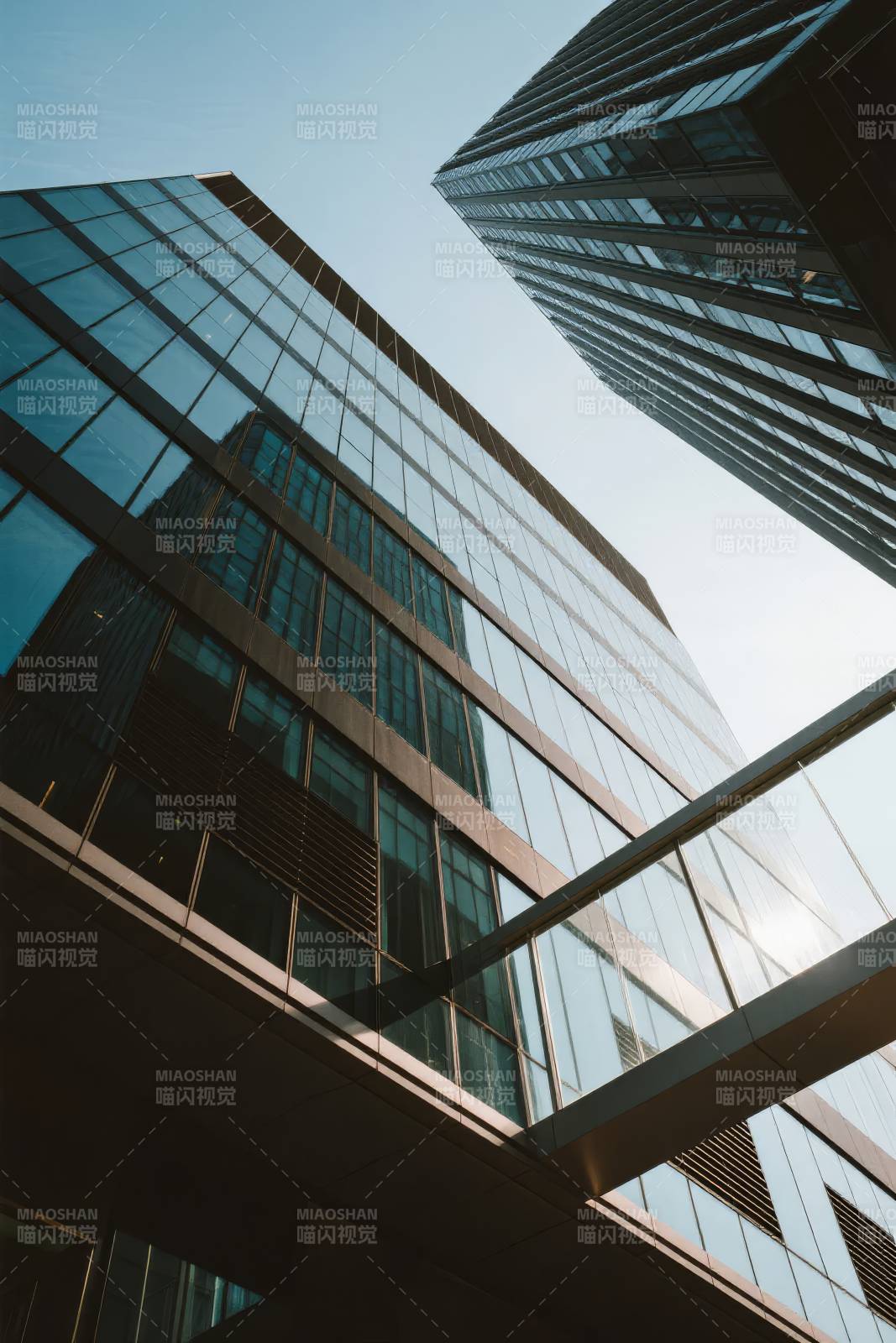 现代建筑群仰拍图片