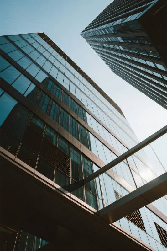 现代建筑群仰拍图片